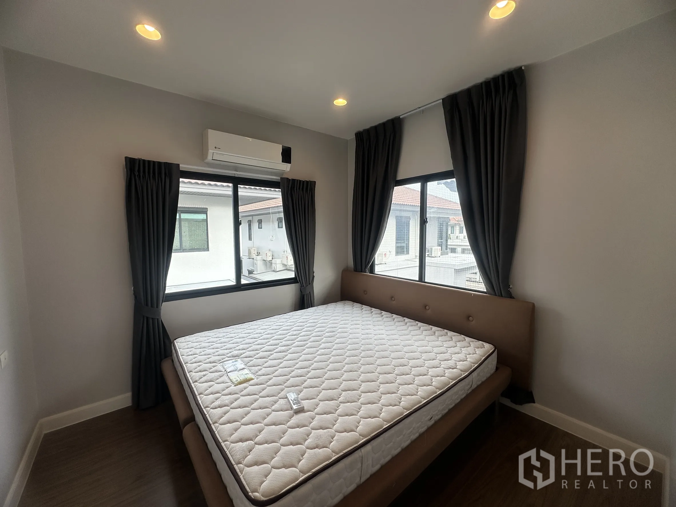 独栋房屋 for rent or sale in Lam Luk Ka, Pathum Thani - 次卧配床垫，双窗与空调。