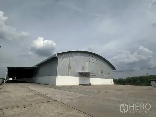 货栈 出租在Bang Pa-in, Phra Nakhon Si Ayutthaya - 邦巴茵大城府大型金属外墙仓库，弧形屋顶与宽阔混凝土场地。