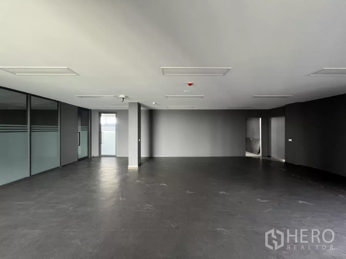 คลังสินค้า ขายในLat Krabang, Bangkok - ออฟฟิศโอเพนสเปซ พื้นโทนเข้ม ผนังกระจกเต็มสูง.