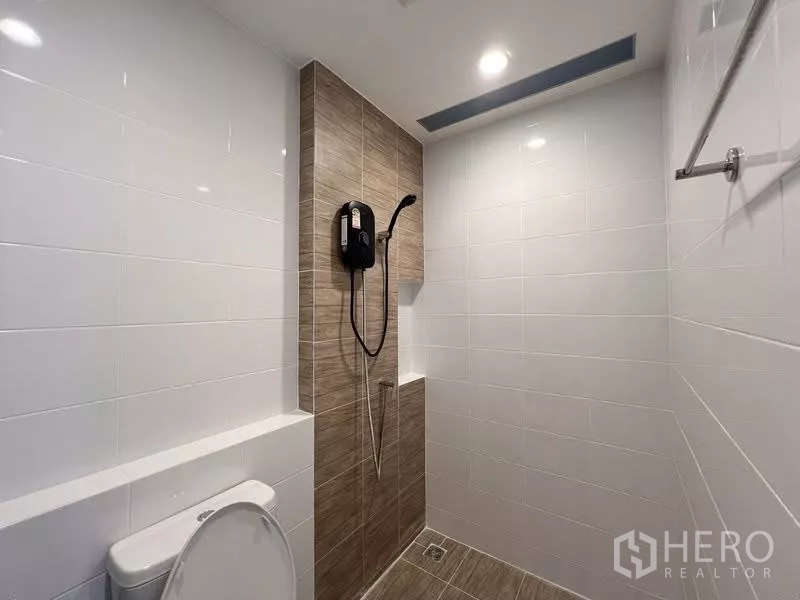 ทาวน์เฮาส์ ให้เช่าในBang Phli, Samut Prakan - ห้องน้ำอีกห้องพร้อมโซนอาบน้ำปูกระเบื้องและเครื่องทำน้ำอุ่น