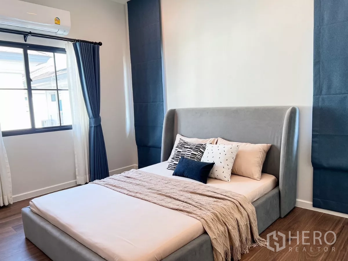 บ้าน ให้เช่าในKhan Na Yao, Bangkok - ห้องนอนรับแสงธรรมชาติ เตียงสีเทา ผ้าม่านสีน้ำเงิน และหน้าต่างมองเห็นเพื่อนบ้าน