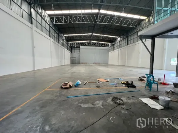 Warehouse for rent in Lat Krabang, Bangkok - Spacious warehouse interior with reinforced concrete floor, high steel truss roof, and clear open span.