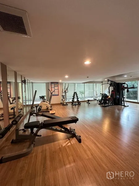 คอนโด ให้เช่าในKhlong Toei, Bangkok - ห้องฟิตเนสของคอนโด พร้อมอุปกรณ์คาร์ดิโอ เวทเทรนนิ่ง และผนังกระจก