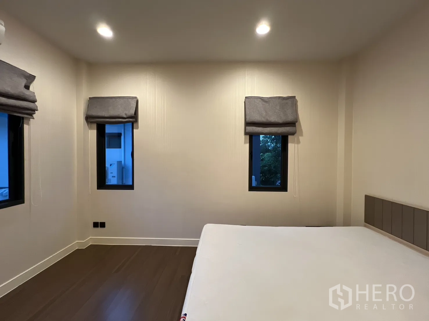 บ้าน ให้เช่าหรือขายในBang Kapi, Bangkok - ห้องนอนสำหรับแขกพร้อมตู้เสื้อผ้าและหน้าต่างหลายบาน