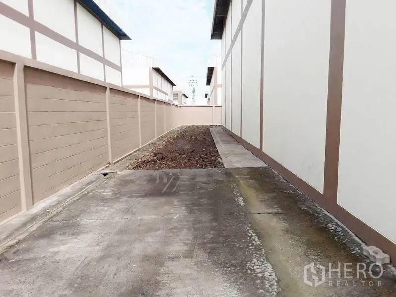 โรงงาน ขายในPathum Thani - ทางบริการด้านข้างและพื้นที่อเนกประสงค์ติดกำแพงโรงงาน