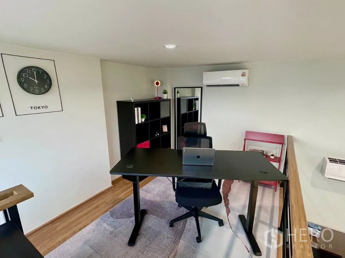 ทาวน์เฮาส์ ให้เช่าในSamut Prakan - มุมทำงานบนชั้นลอย โต๊ะปรับระดับ เก้าอี้เพื่อสุขภาพ และชั้นวาง