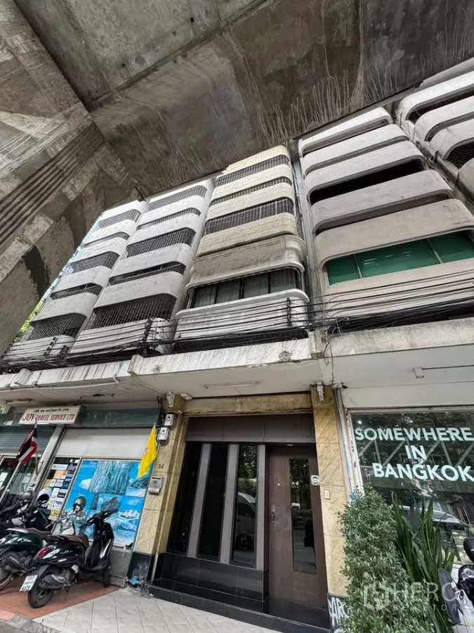 店屋 出租在Bang Rak, Bangkok - 街道层多层店屋外立面，位于高架结构下方。