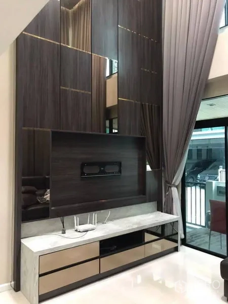 Detached House for rent in Thanyaburi, Pathum Thani - TV console and tall feature wall beside sliding glass doors opening to the terrace.