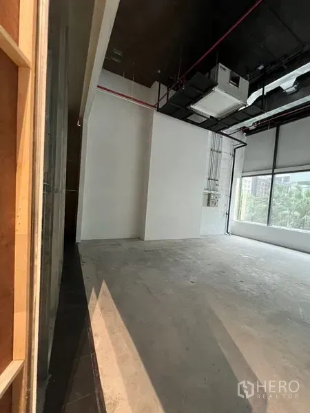 零售空间 出租 - 开放式店铺，空调风管与到顶玻璃立面，混凝土地面