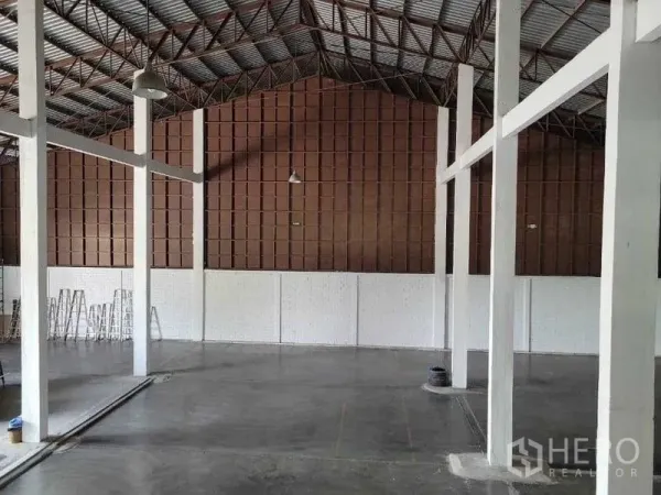 Warehouse for rent in Phra Khanong, Bangkok - Exposed roof trusses, insulated wall panels and tall support columns