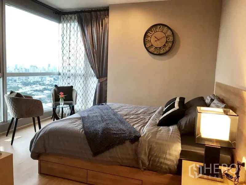 คอนโด ให้เช่าในKhlong Toei, Bangkok - ห้องนอนมุมกระจกบานใหญ่ พร้อมมุมนั่งเล่นและวิวสกายไลน์กรุงเทพฯ กว้างไกล.