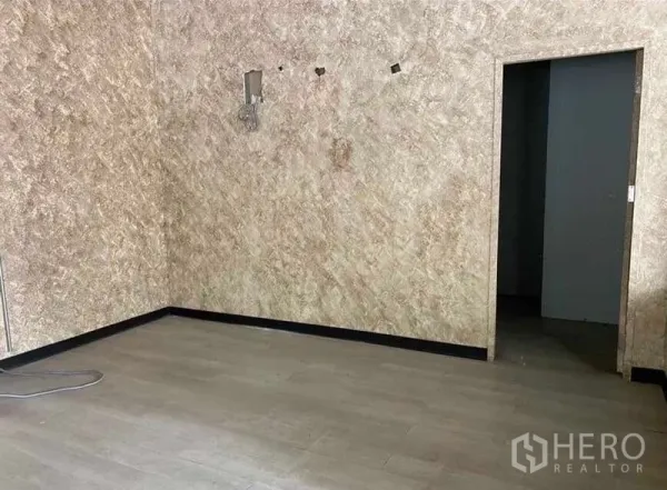 零售空间 出租在Bang Rak, Bangkok - 空置商铺角落，纹理墙面并带后室入口。