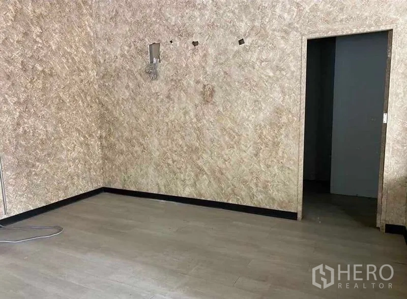 零售空间 出租在Bang Rak, Bangkok - 空置商铺角落，纹理墙面并带后室入口。