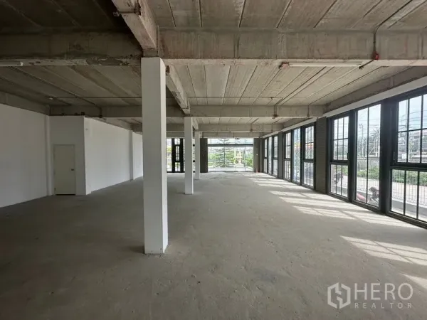 พื้นที่ขายปลีก ให้เช่าในBang Phli, Samut Prakan - พื้นที่โล่งแบบ Open Plan เพดานคอนกรีต เสาและผนังกระจกสูงรับแสงธรรมชาติ