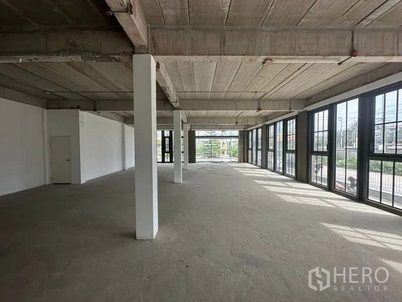 พื้นที่ขายปลีก ให้เช่าในBang Phli, Samut Prakan - พื้นที่โล่งแบบ Open Plan เพดานคอนกรีต เสาและผนังกระจกสูงรับแสงธรรมชาติ