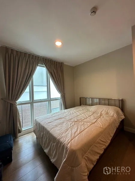 คอนโด ให้เช่าในKhlong Toei, Bangkok - ห้องนอนพร้อมหน้าต่างบานใหญ่ ผ้าม่านทึบ และพื้นไม้