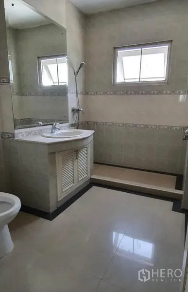 ทาวน์เฮาส์ ให้เช่าในHuai Khwang, Bangkok - ห้องน้ำปูกระเบื้อง มีเคาน์เตอร์อ่างล้างหน้า โถสุขภัณฑ์ และพื้นที่อาบน้ำยกระดับพร้อมหน้าต่าง