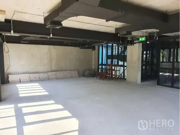 零售空间 出租在Khlong Toei, Bangkok - 大面积开放式零售空间，裸露风管与落地窗采光。