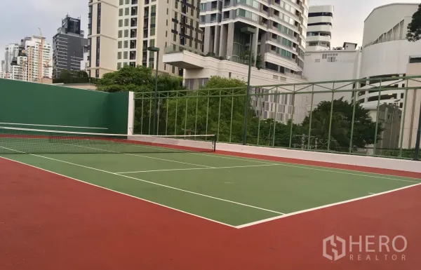 公寓 出租或出售在Watthana, Bangkok - 公寓内标准网球场，背景为曼谷天际线。