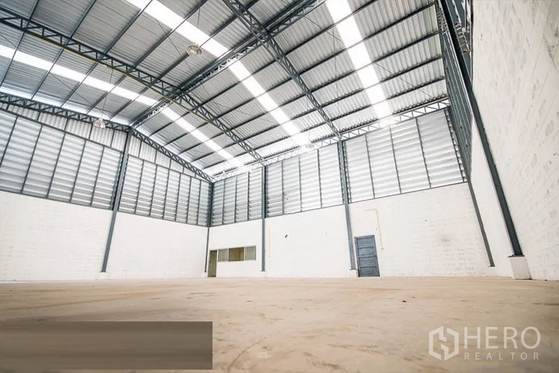 คลังสินค้า ให้เช่า - คลังสินค้าเพดานสูง ผนังระบายอากาศ พร้อมไฟไฮเบย์