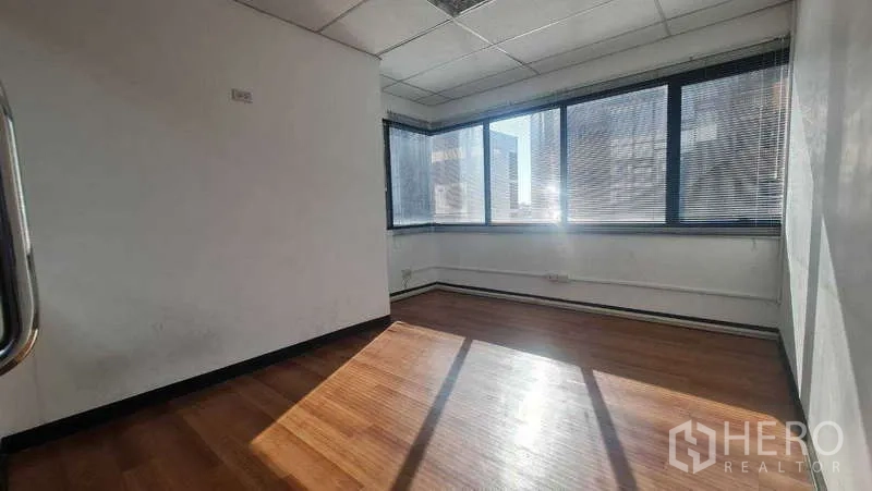 สำนักงาน ให้เช่าในKhlong Toei, Bangkok - พื้นที่ทำงานมุมอาคาร หน้าต่างล้อมมุม รับแสงธรรมชาติ