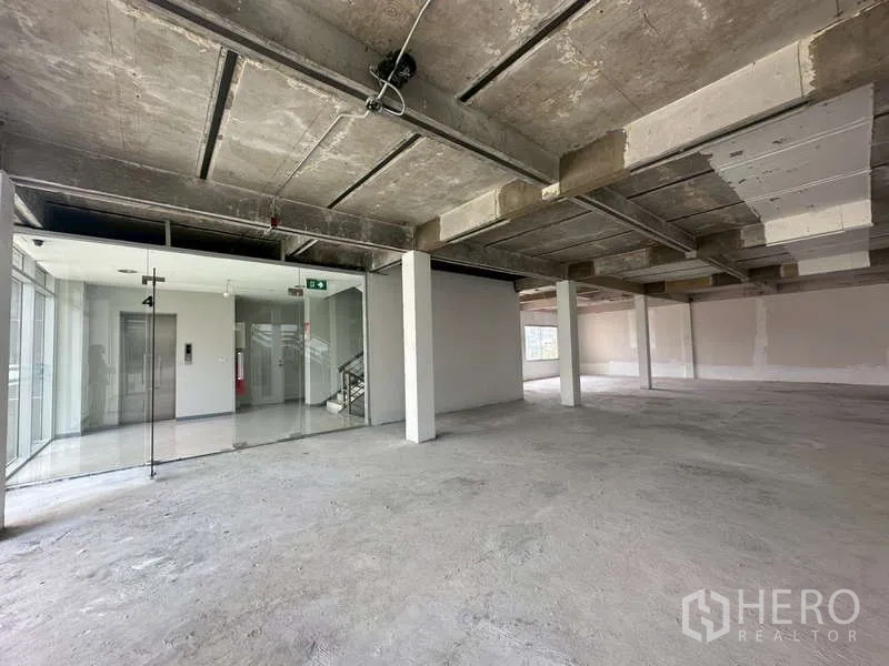 พื้นที่ขายปลีก ให้เช่าในKhlong Toei, Bangkok - ยูนิตเปล่าติดล็อบบี้กระจก พร้อมลิฟต์และบันไดภายในอาคาร