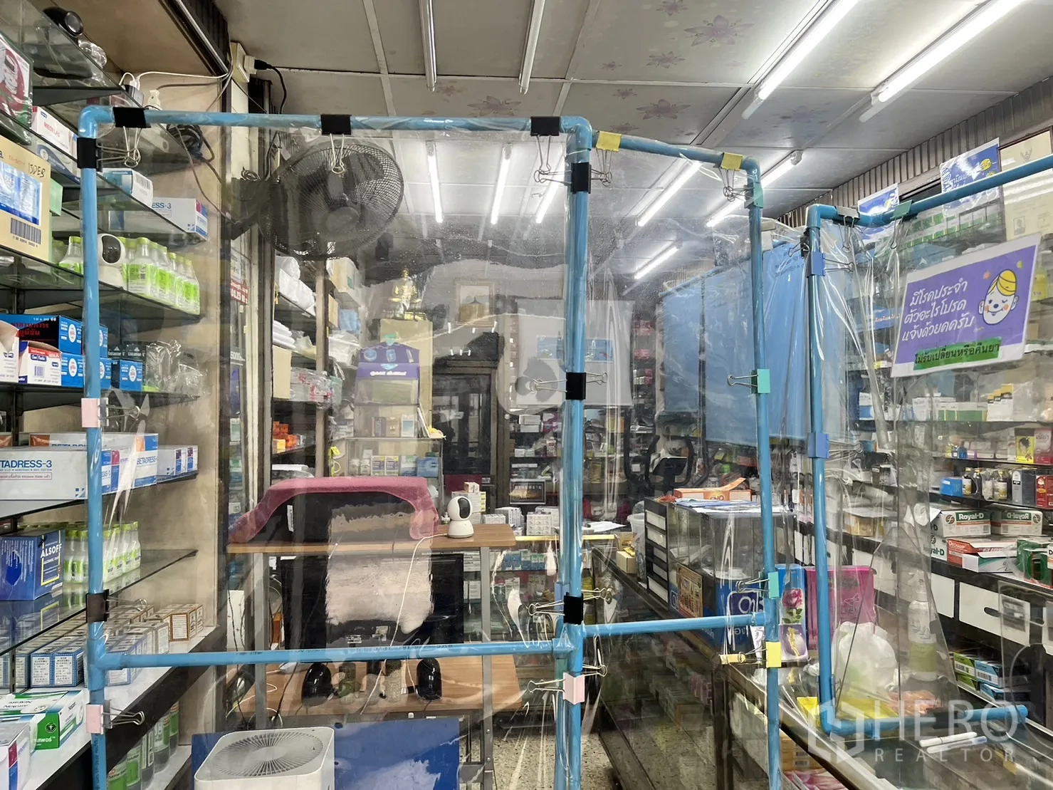 店屋 出售在Watthana, Bangkok - 收银台近景，透明隔断与排列整齐的货架