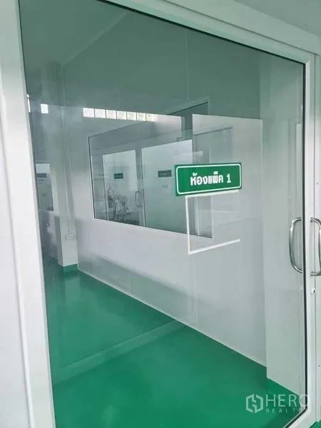 工厂 出售在Bang Pa-in, Phra Nakhon Si Ayutthaya - “包装室1”门与走廊窗户的另一视角。