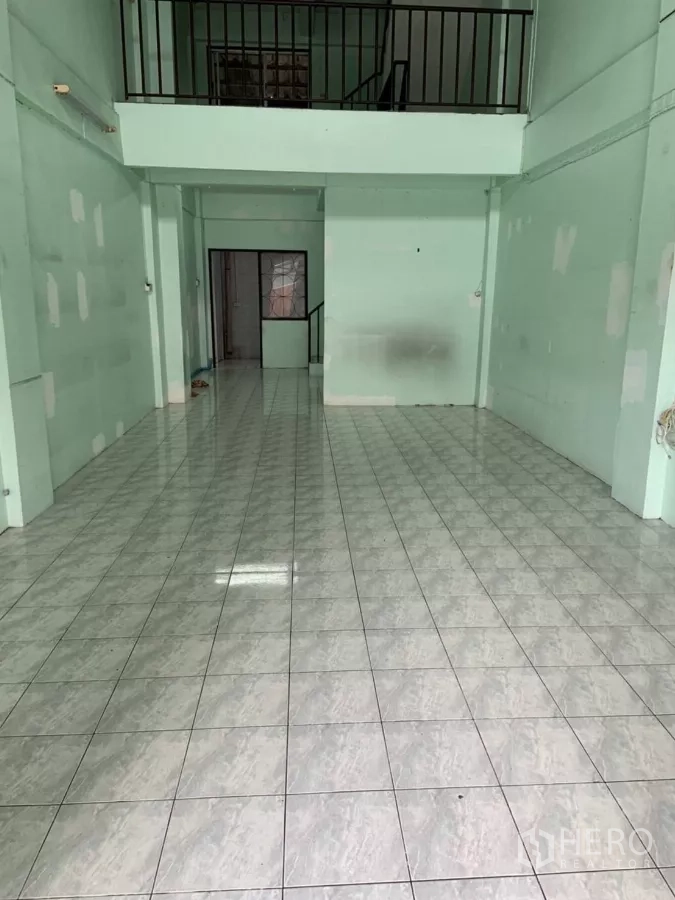 อาคารพาณิชย์ ให้เช่าในSuan Luang, Bangkok - โถงชั้นล่างปูกระเบื้องสีเทา มุ่งสู่บันไดขึ้นชั้นลอย