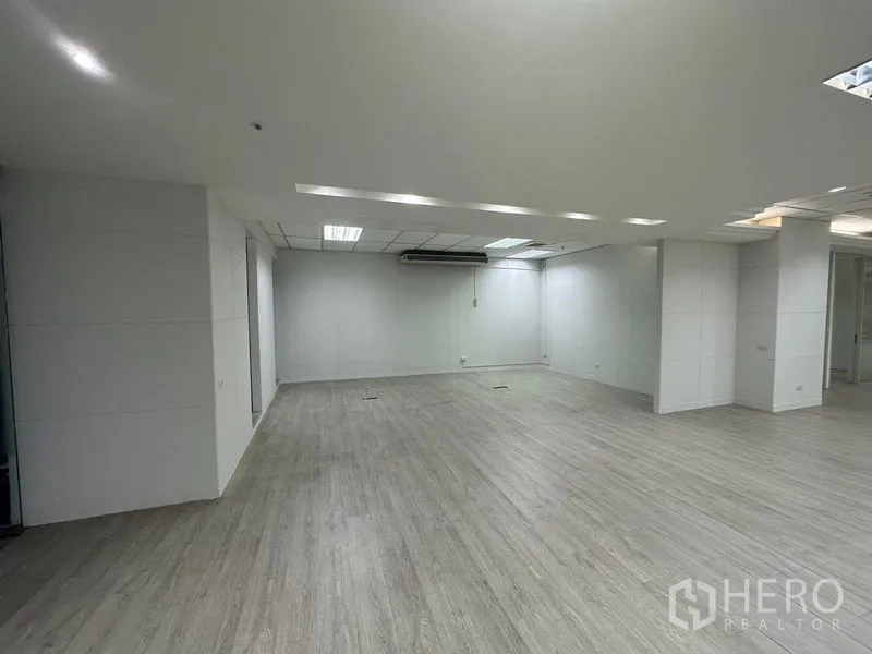 办公空间 出租在Din Daeng, Bangkok - 明亮的开放区域，白色墙面、壁挂空调与乙烯基地板。