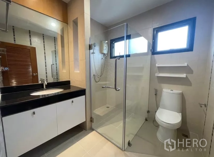 บ้าน ให้เช่าในChatuchak, Bangkok - ห้องน้ำสมัยใหม่พร้อมอ่างล้างหน้าและตู้กระจกอาบน้ำ