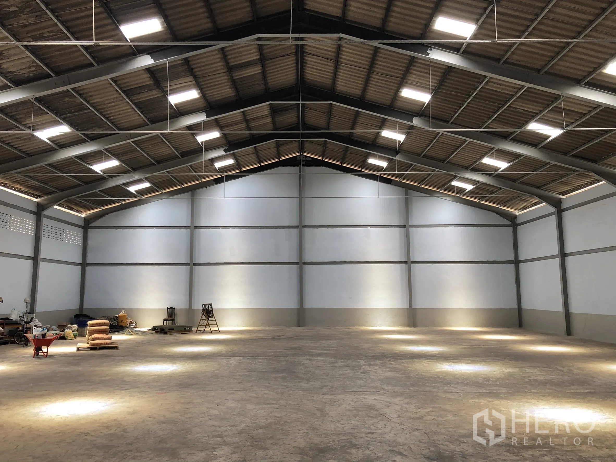 โรงงาน for rent in Mueang Samut Prakan, Samut Prakan - โซนผลิตสว่างด้วยไฟเพดานหลายจุดตลอดแนวกว้าง