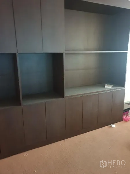 สำนักงาน ให้เช่าในKhlong Toei, Bangkok - ตู้บิลท์อินสีไม้เข้มและชั้นวางของภายในสำนักงาน