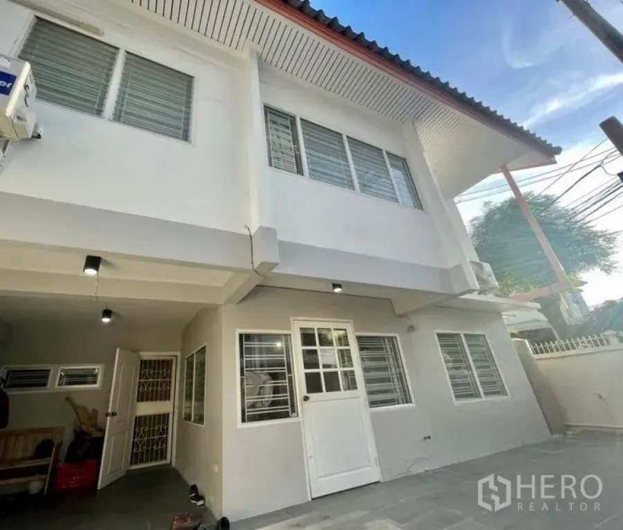 ทาวน์เฮาส์ ให้เช่าในDin Daeng, Bangkok - ทาวน์เฮ้าส์สองชั้นย่านห้วยขวาง สีขาว พร้อมที่จอดรถหน้าบ้าน ใกล้ MRT สุทธิสาร