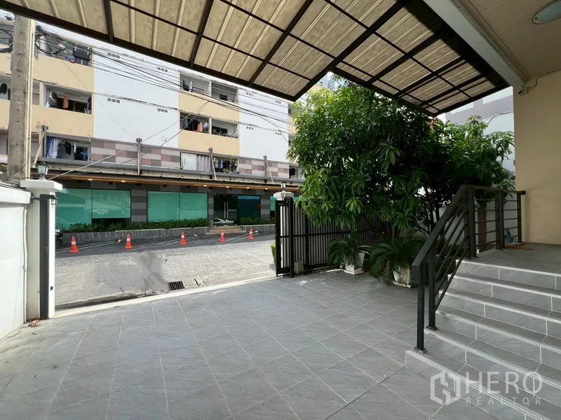 บ้าน ขายในPhra Khanong, Bangkok - ลานจอดรถมีหลังคาและประตูรั้ว หันหน้าออกสู่ถนนในย่านที่เงียบสงบ
