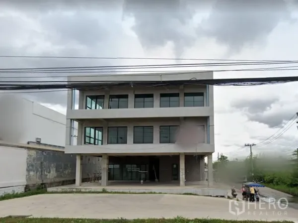 สำนักงานที่บ้าน ให้เช่าในLat Krabang, Bangkok - อาคารโฮมออฟฟิศ 3 ชั้น กระจกบานใหญ่ พร้อมลานคอนกรีตกว้างสำหรับจอดรถ ติดถนนหลักในเขตลาดกระบัง กรุงเทพฯ