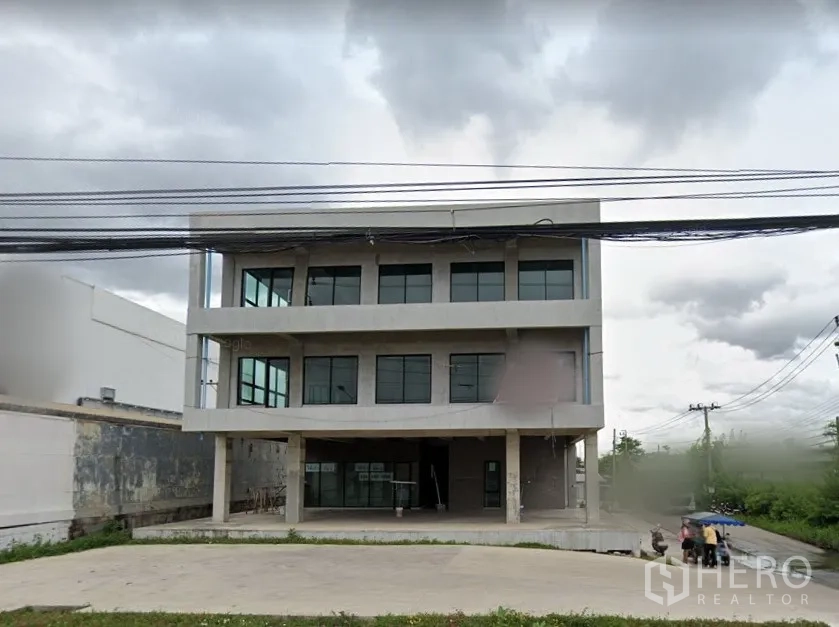 สำนักงานที่บ้าน ให้เช่าในLat Krabang, Bangkok - อาคารโฮมออฟฟิศ 3 ชั้น กระจกบานใหญ่ พร้อมลานคอนกรีตกว้างสำหรับจอดรถ ติดถนนหลักในเขตลาดกระบัง กรุงเทพฯ