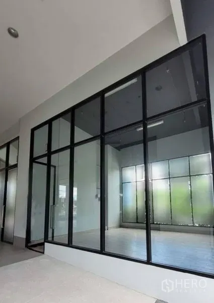 零售空间 出售在Khlong San, Bangkok - Khlong San 现代商铺外立面，黑色框架落地玻璃与有顶走道。