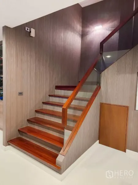 บ้าน ให้เช่าหรือขายในChatuchak, Bangkok - บันไดไม้พร้อมราวกันตกกระจก และช่องเก็บของใต้บันได