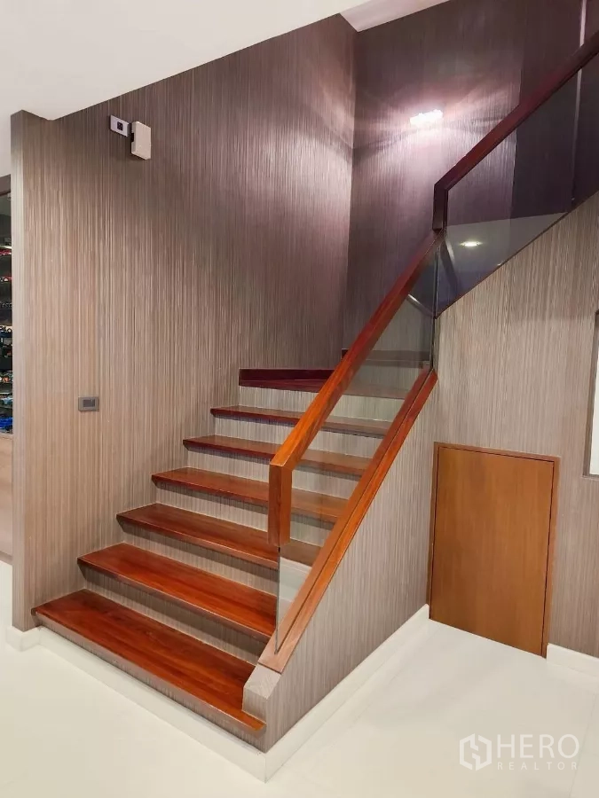 บ้าน ให้เช่าหรือขายในChatuchak, Bangkok - บันไดไม้พร้อมราวกันตกกระจก และช่องเก็บของใต้บันได