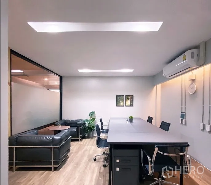 办公空间 出租在Bang Rak, Bangkok - 团队办公区，长桌、皮沙发洽谈角与顶灯照明
