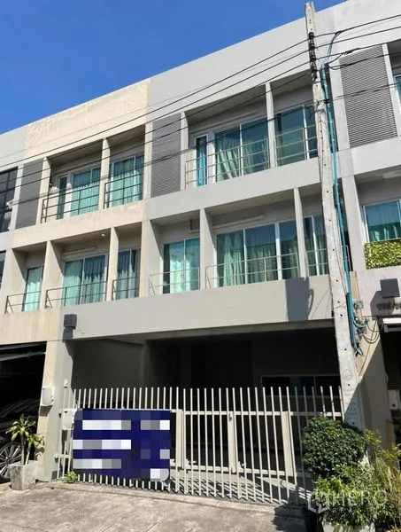 ทาวน์เฮาส์ ให้เช่าในSuan Luang, Bangkok - ด้านหน้าทาวน์เฮ้าส์ 3 ชั้นสไตล์โมเดิร์น มีกระจกบานใหญ่ ระเบียง และรั้วหน้าบ้าน