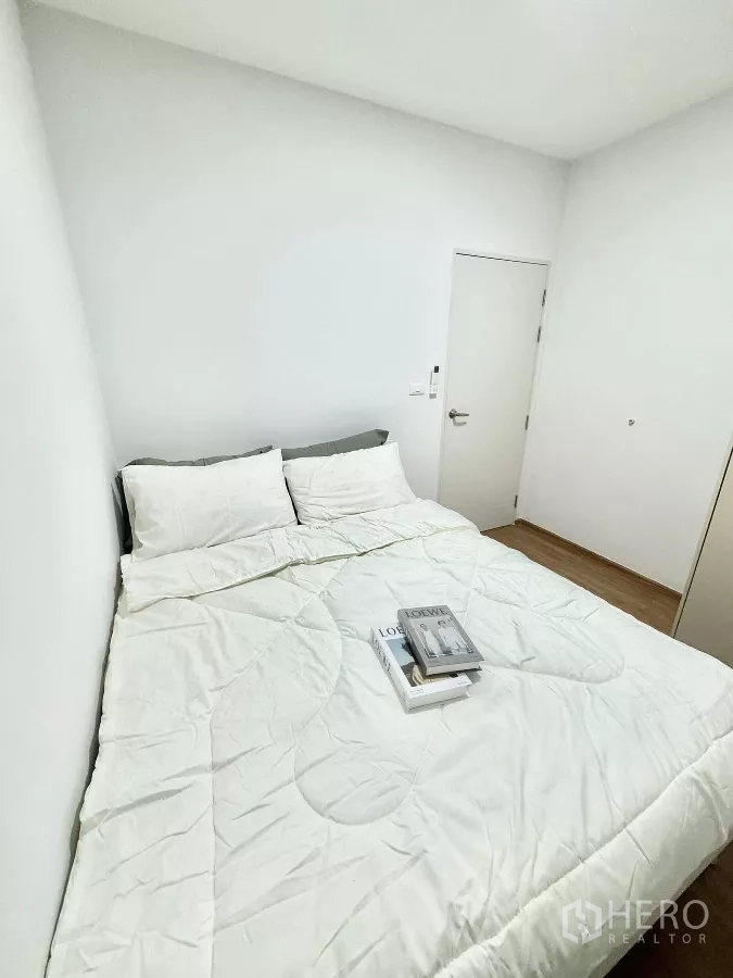 Townhouse for rent in Bang Phli, Samut Prakan - Second bedroom with double bed and simple white decor.