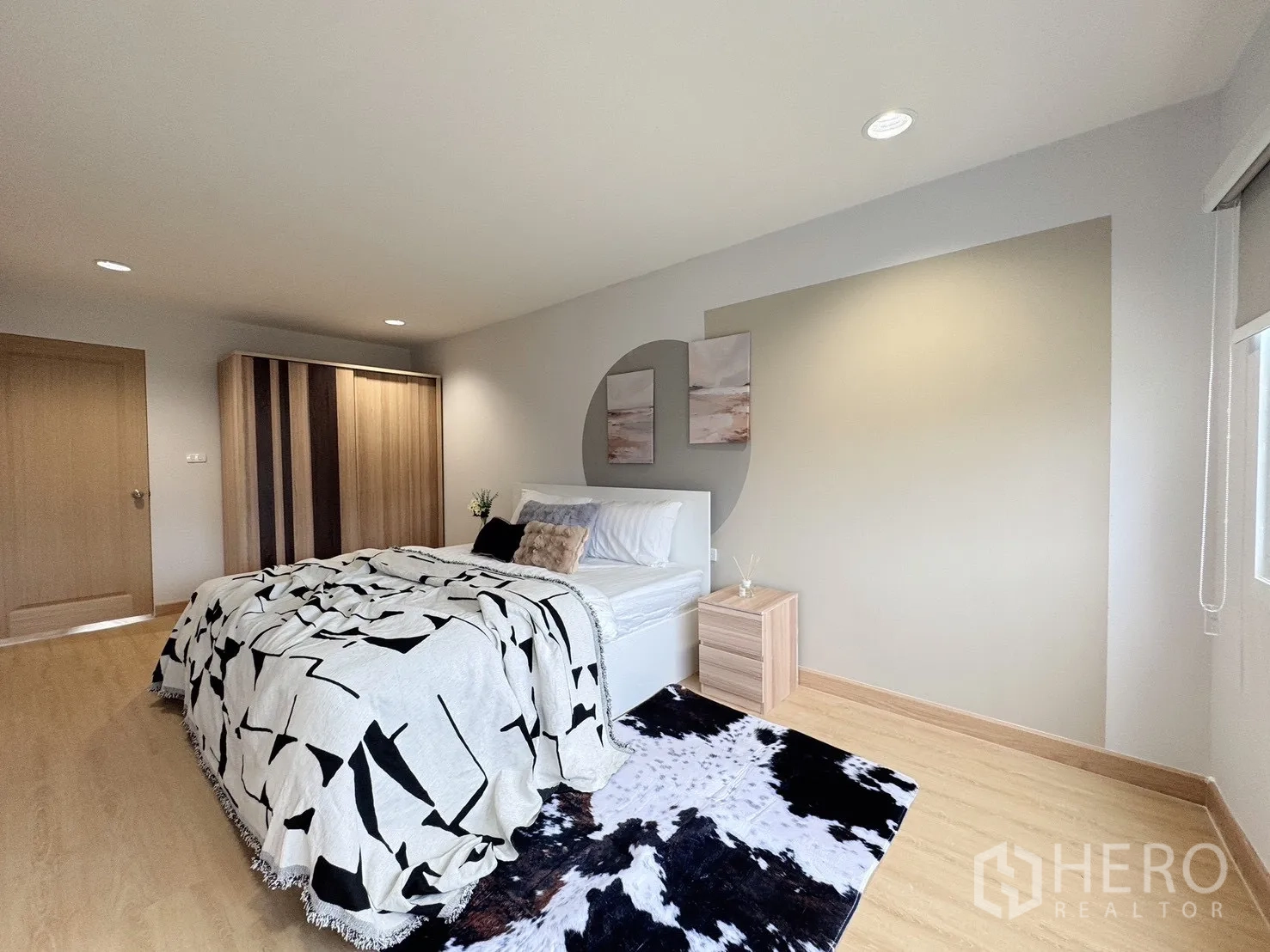 Detached House for rent - Wide angle of a bedroom showing wardrobe and bed.