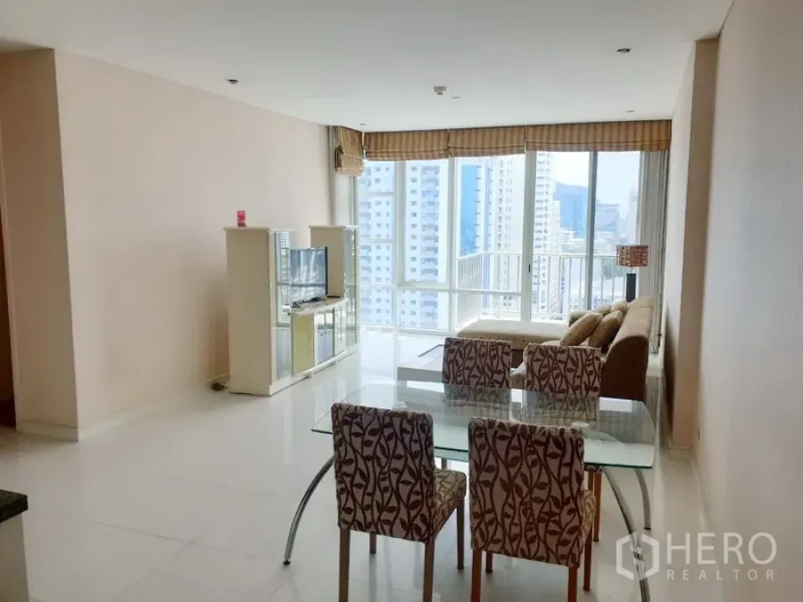 คอนโด ให้เช่าในWatthana, Bangkok - พื้นที่นั่งเล่นและรับประทานอาหารสว่างไสว โต๊ะกระจก หน้าต่างเต็มผนังเห็นวิวเมือง