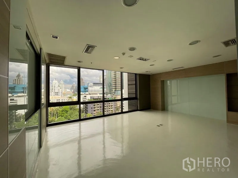 办公空间 出租在Bang Rak, Bangkok - 采光明亮的转角办公室，大窗俯瞰曼谷天际线