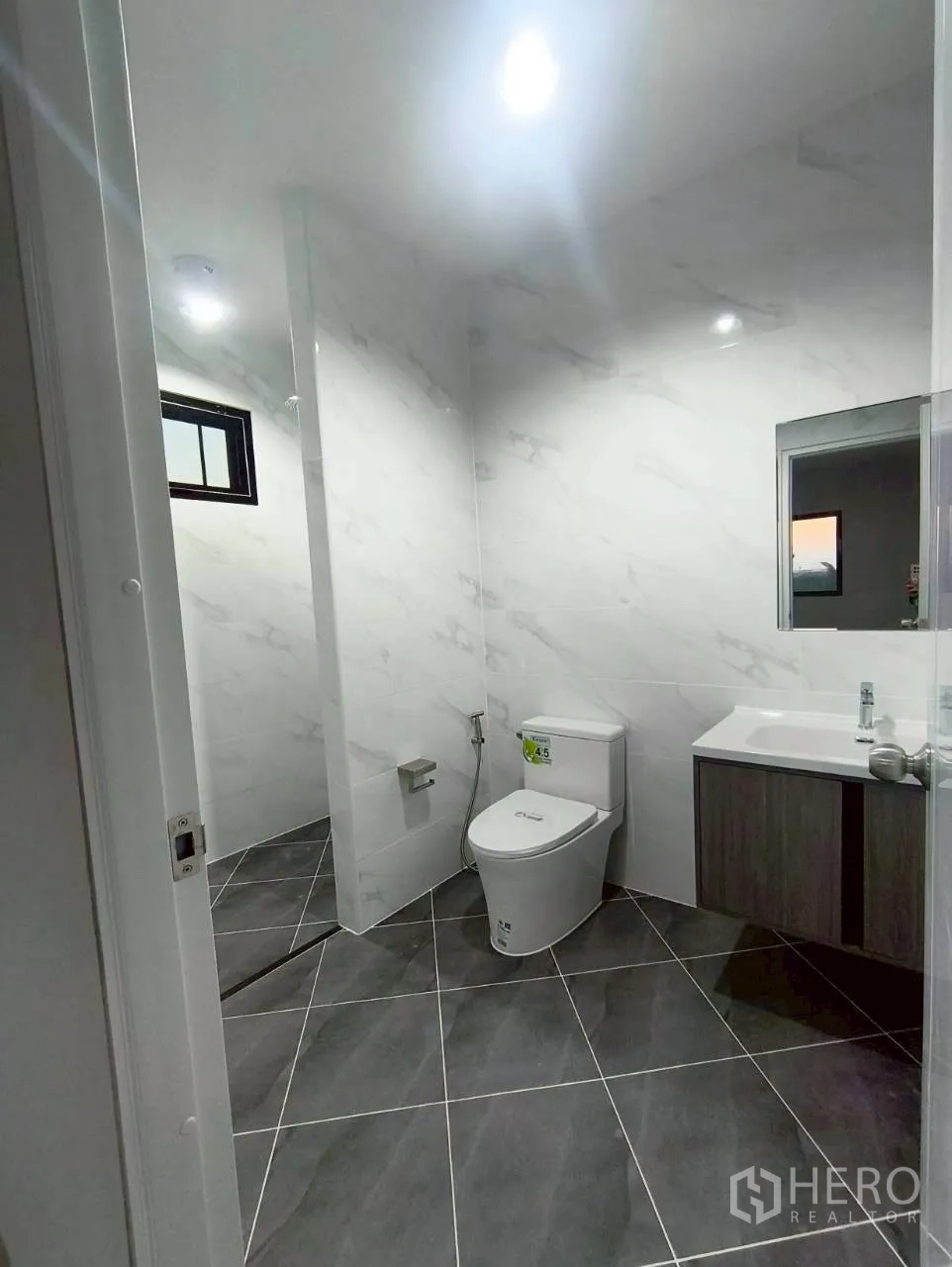 仓库 for rent in Mueang Nonthaburi, Nonthaburi - 浴室设坐便器、洗手台与独立淋浴区。