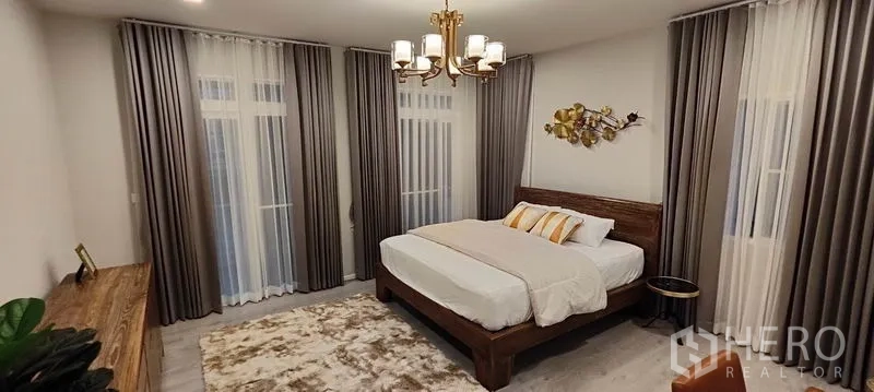 บ้าน ให้เช่าในPrawet, Bangkok - ห้องนอนใหญ่เตียงคิงส์ไซส์ ม่านสองชั้น โคมแชนเดอเลียร์ และตกแต่งผนัง.