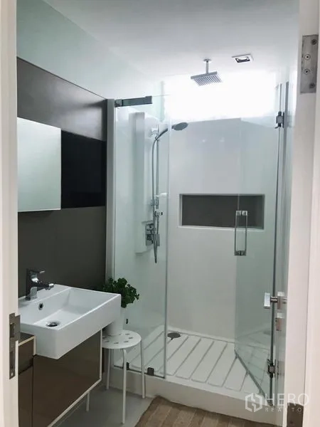 คอนโด ให้เช่าในBang Rak, Bangkok - ห้องน้ำอีกห้องพร้อมตู้กระจกอาบน้ำ เรนชาวเวอร์ และเคาน์เตอร์อ่างเล็ก