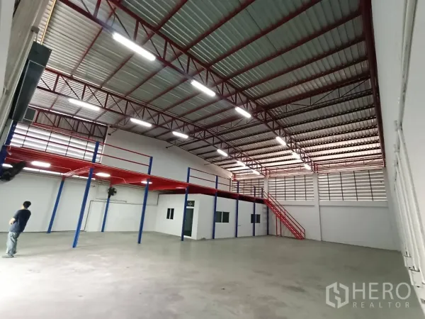Warehouse for rent in Lat Krabang, Bangkok - High-bay warehouse with LED lighting, louvered vents and steel roof trusses.